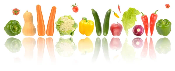 Panorama Dojrzałe Świeże Owoce Warzywa Refleksji Izolowane Białym Tle — Zdjęcie stockowe