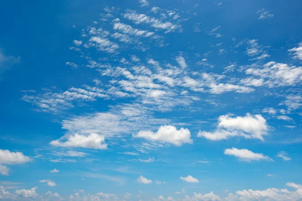 Λευκό Σύννεφο Στον Γαλάζιο Ουρανό — Φωτογραφία Αρχείου