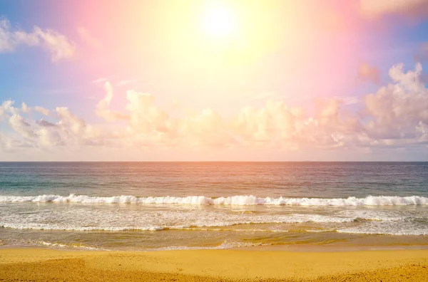 Fantastyczny Zachód Słońca Nad Oceanem Falami Morskimi Piaskiem — Zdjęcie stockowe