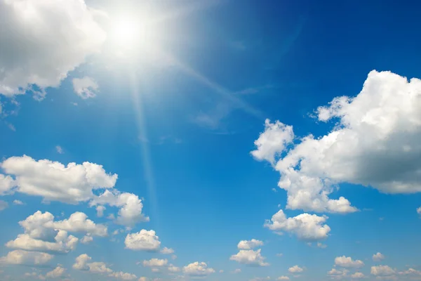 Bright Sun Beautiful Blue Sky White Fluffy Clouds — Zdjęcie stockowe