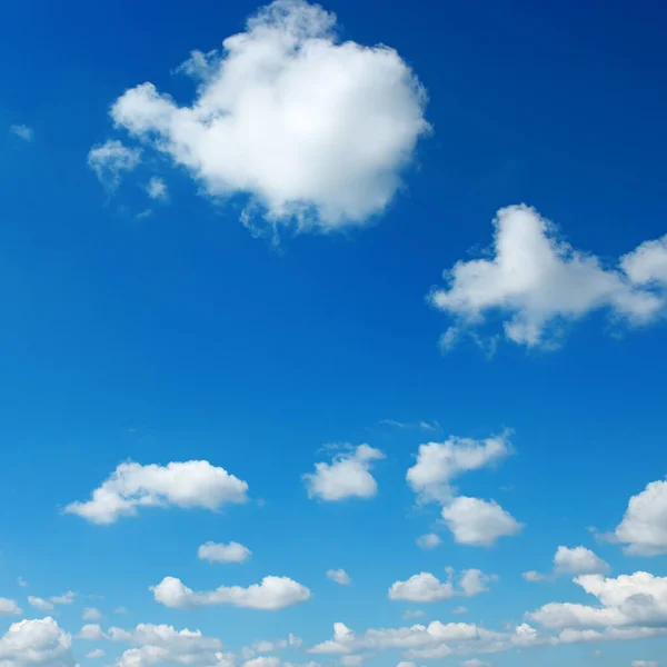 Яркое Голубое Небо Белыми Светлыми Облаками — стоковое фото