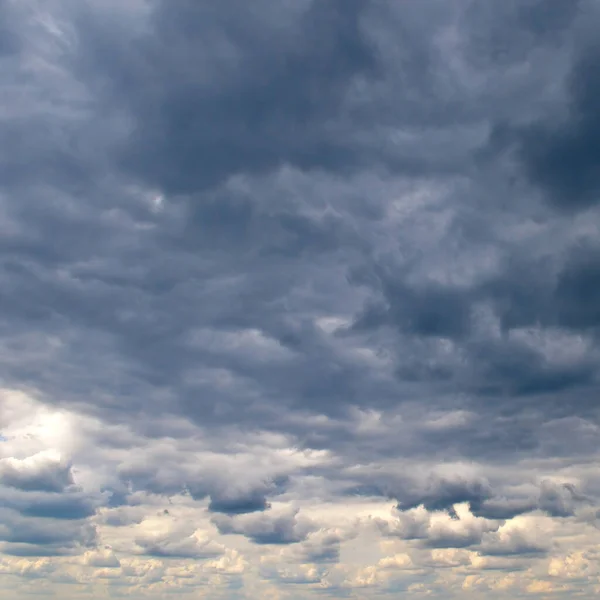 Μαύρα Σύννεφα Καταιγίδας Και Φωτεινός Ορίζοντας Στον Ουρανό — Φωτογραφία Αρχείου