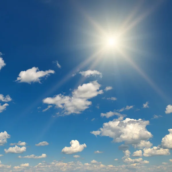 Heldere Zon Mooie Blauwe Lucht Met Witte Pluizige Wolken — Stockfoto