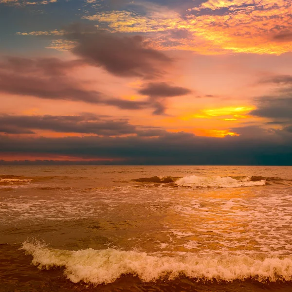 Beautiful Colorful Sunrise Sea Dramatic Clouds — Stockfoto
