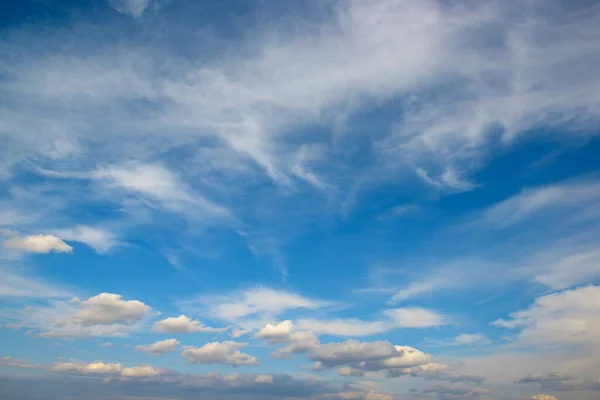 Όμορφα Άσπρα Χνουδωτά Σύννεφα Κατά Φωτεινό Γαλάζιο Ουρανό — Φωτογραφία Αρχείου