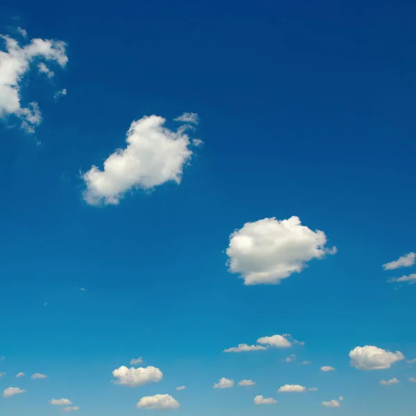 Białe Puszyste Chmury Jasne Słońce Ciemnym Błękitnym Niebie — Zdjęcie stockowe