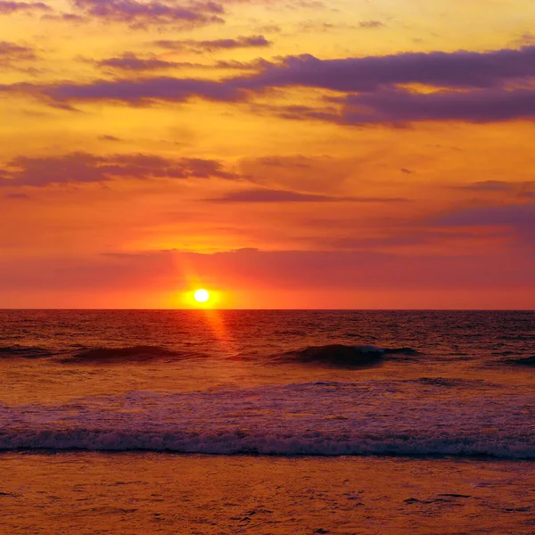 Φωτεινό Ηλιοβασίλεμα Πάνω Από Ήρεμο Ωκεανό — Φωτογραφία Αρχείου
