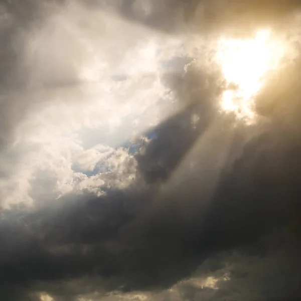 Zonnestralen Door Zwarte Stormwolken — Stockfoto