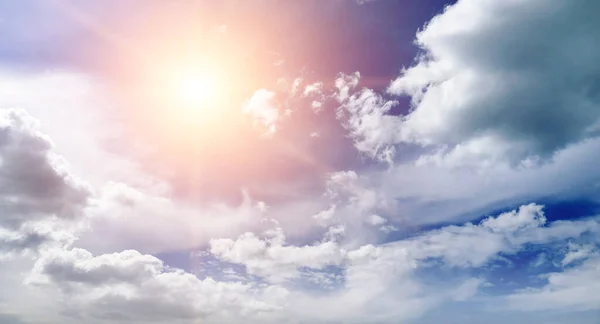 Slunce Krásné Modré Obloze Bílými Nadýchanými Mraky — Stock fotografie