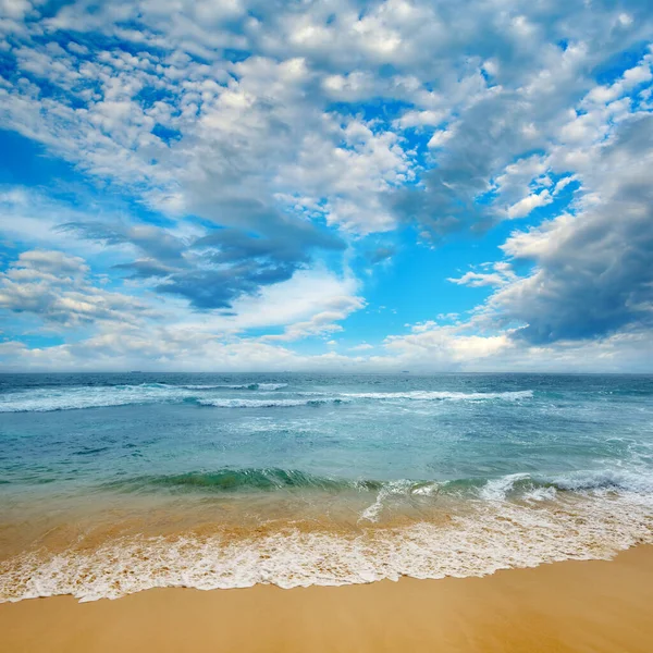 Luminoso Paesaggio Oceanico Onde Marine Bel Cielo Con Nuvole Bianche — Foto Stock