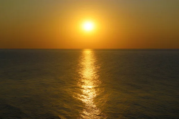 Orangefarbener Sonnenuntergang Mit Sonnenpfad Auf Meeresoberfläche — Stockfoto