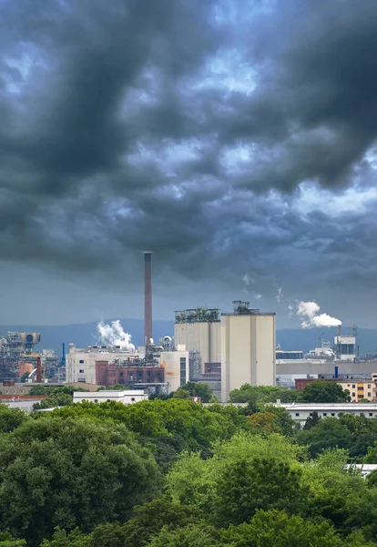 Luftaufnahme Einer Großen Fabrik Mit Schornsteinen Die Rauch Die Umgebung — Stockfoto