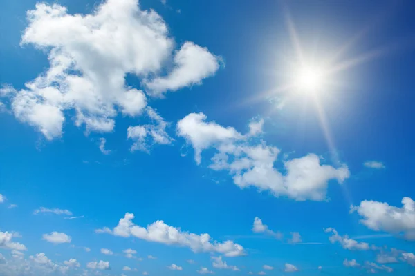 Parlak Güneş Güzel Mavi Gökyüzünde Beyaz Kabarık Bulutlarla — Stok fotoğraf