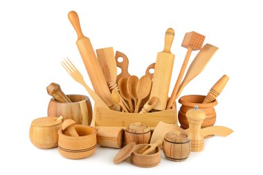 Mutfak ahşap aletleri (kürek, çatal, kaşık, vs.) beyaz arkaplanda izole.