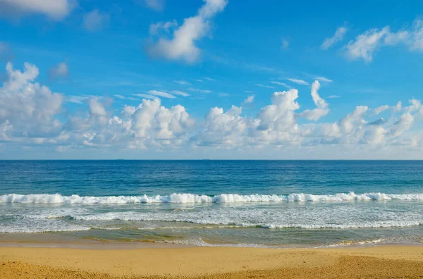 Parlak Okyanus Manzarası Deniz Dalgaları Beyaz Bulutlu Güzel Gökyüzü — Stok fotoğraf