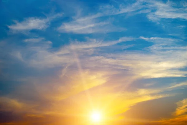 Яскраве Помаранчеве Сонце Тлі Красивого Блакитного Неба — стокове фото