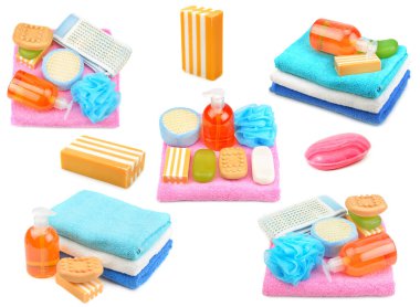 Banyo seti (havlular, sabun, şampuan) beyaz arka planda izole edilmiş.