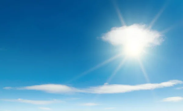 Jasne Słońce Pięknym Błękitnym Niebie Białymi Chmurami — Zdjęcie stockowe