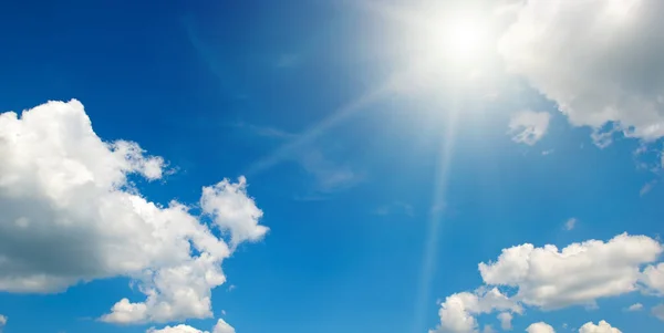 Яскраве Сонце Красивому Блакитному Небі Білими Пухнастими Хмарами — стокове фото