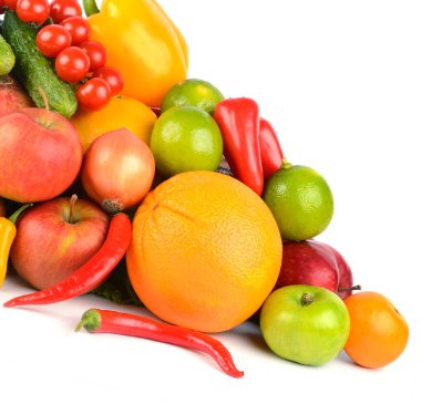 Çok renkli ve iştah açıcı meyve ve sebzeler beyaz arka planda izole edilmiş sağlık için kullanışlı.