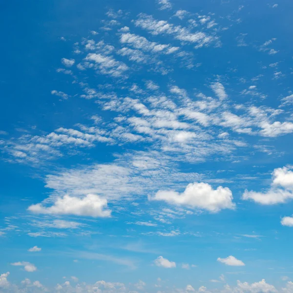 Mavi Gökyüzünde Beyaz Bulut — Stok fotoğraf
