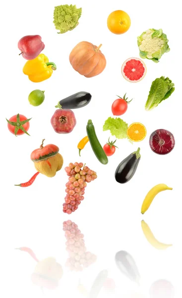 Frutas Legumes Queda Com Reflexão Leve Isolada Sobre Fundo Branco — Fotografia de Stock
