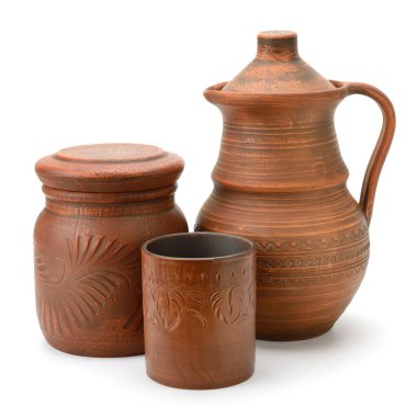 Beyaz arkaplanda büyük toprak sürahi, tencere ve fincanlar izole edilmiş..
