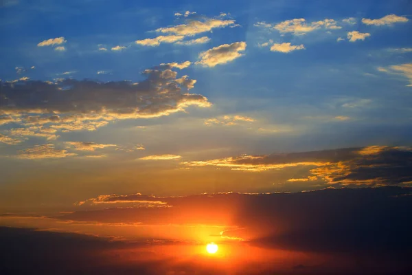 Dramatyczne Tło Zachodu Słońca Jasnym Słońcem Błękitnym Niebem Malowniczymi Chmurami — Zdjęcie stockowe
