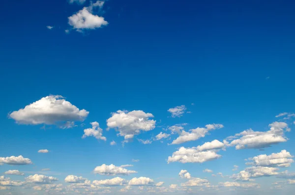 青い空は白い雲を覆いました — ストック写真