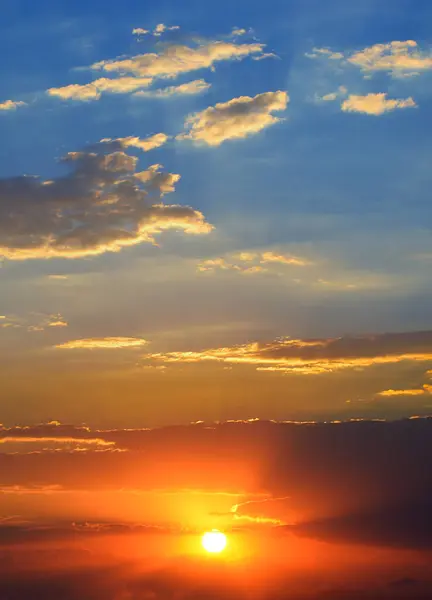 Dramatické Pozadí Západu Slunce Jasným Sluncem Modrou Oblohou Malebnými Mraky — Stock fotografie