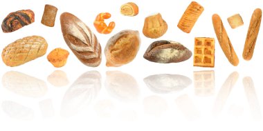 Beyaz arka planda yumuşak yansıması olan taze beyaz ve gri ekmek.