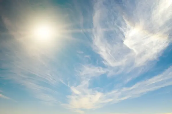 Bright Sun Blue Sky White Cirrus Clouds — Stock Photo, Image