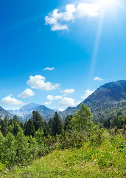 Dağ Vadisi Andorra güzel gündoğumu. Pyrenees.