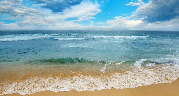 Яркий Океан Морские Волны Красивое Небо Белыми Облаками Стоковое Фото