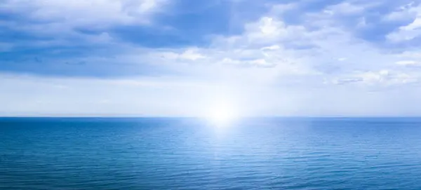 地平線上の太陽と冷たい風のない海 シースケープ ストックフォト