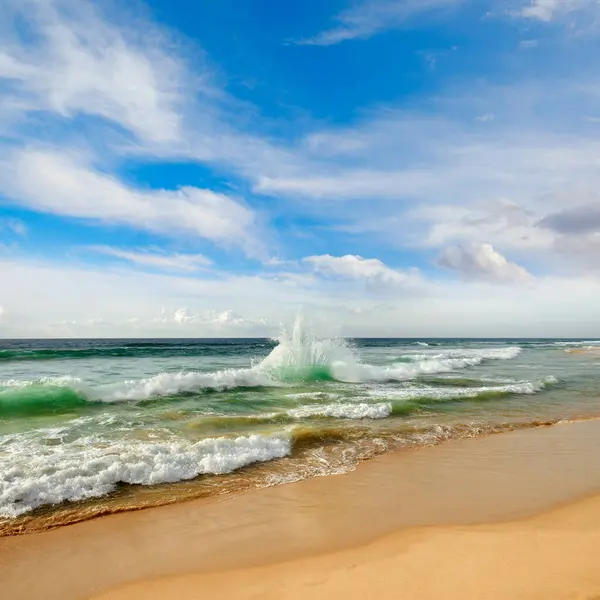 Красивый Серфинг Живописном Песчаном Берегу Океана Стоковая Картинка