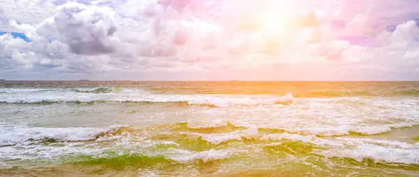 美しい海の波の上に明るい日の出 ストックフォト
