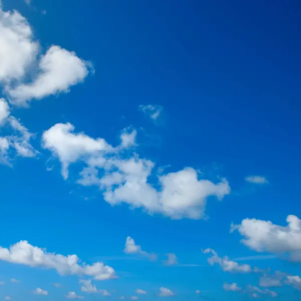 Nubes Blancas Esponjosas Sol Brillante Cielo Azul Oscuro Imagen de stock