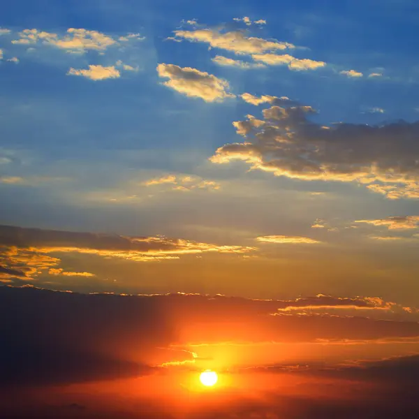 Dramatische Zonsondergang Achtergrond Met Heldere Zon Blauwe Lucht Pittoreske Wolken Stockfoto