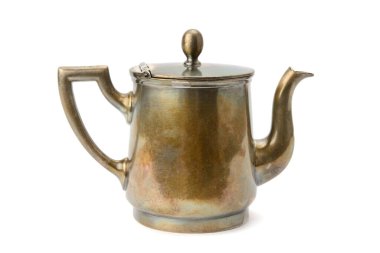 Beyaz arka plan üzerinde izole antik bakır çaydanlık