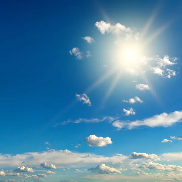 Heldere Zon Blauwe Lucht Met Mooie Witte Wolken Rechtenvrije Stockfoto's