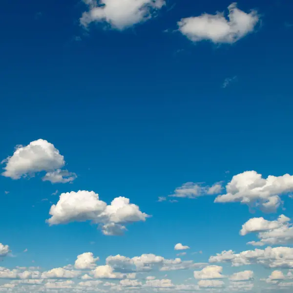 Witte Pluizige Wolken Heldere Zon Donkerblauwe Lucht Rechtenvrije Stockafbeeldingen