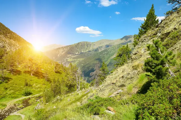 Wunderschöner Sonnenaufgang Bergtal Andorra Pyrenäen lizenzfreie Stockbilder
