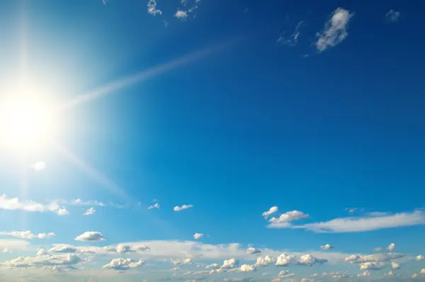 Яркое Солнце Красивом Голубом Небе Белыми Облаками Стоковое Фото