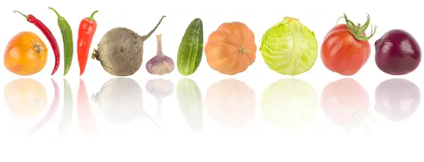 Friska Färgglada Grönsaker Med Ljus Reflektion Isolerad Vit Bakgrund Royaltyfria Stockfoton