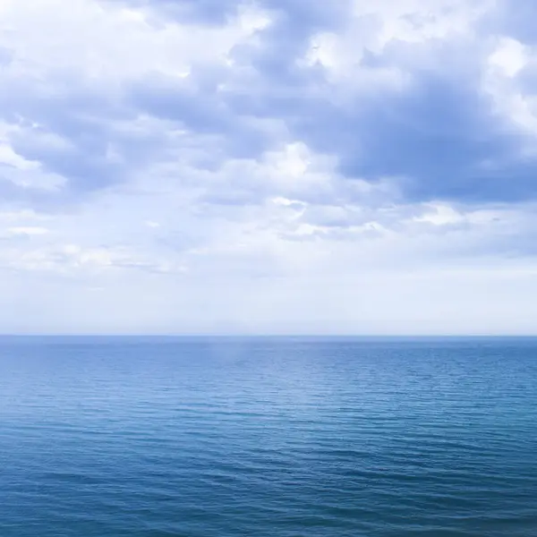 Rustige Windloze Oceaan Blauwe Tinten Zeegezicht Stockfoto
