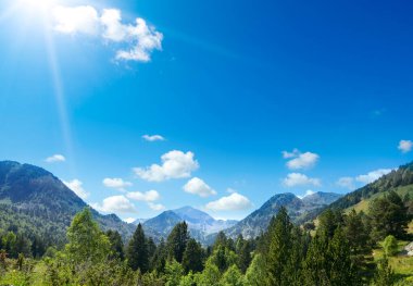 Dağ Vadisi Andorra güzel gündoğumu. Pyrenees.