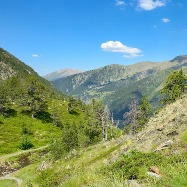 Yüksek dağlardaki resimli vadi. Andorra, Pireneler