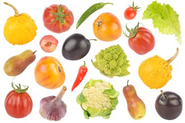 Beyaz arka planda parlak iştah açıcı meyve ve sebzeler.