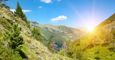 Dağ Vadisi Andorra güzel gündoğumu. Pyrenees.